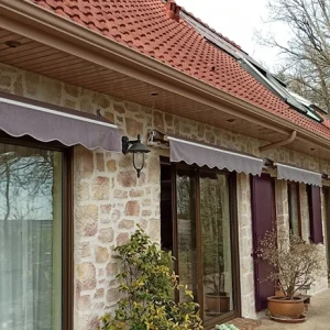 Réalisation d'une avancée de toit vue de loin
